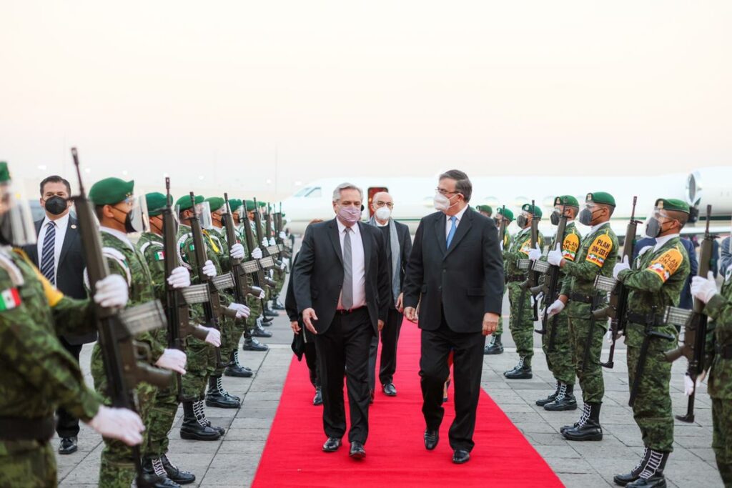 SRE recibe a Alberto Fernández en visita a México