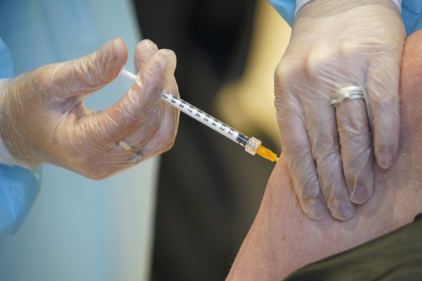 Países europeos suspenden vacuna AstraZeneca