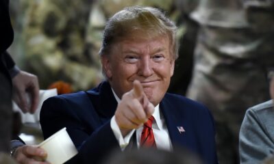 Trump reaparece en público, insinúa que volverá a la política