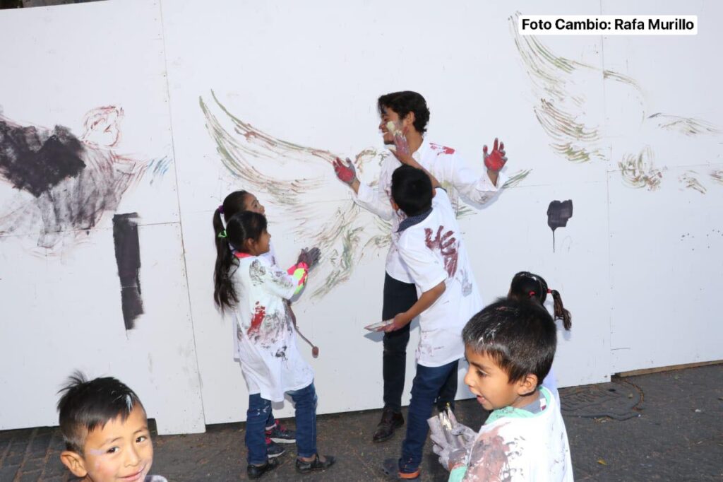 Artista plástico Esteban Fuentes de María y niños, pinta mural en el zócalo de Puebla