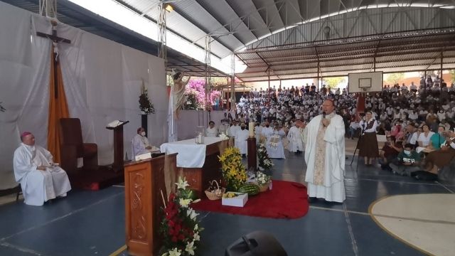 Nuncio apostólico Franco Cappola, visita Aguililla, Michoacán a ofrecer 