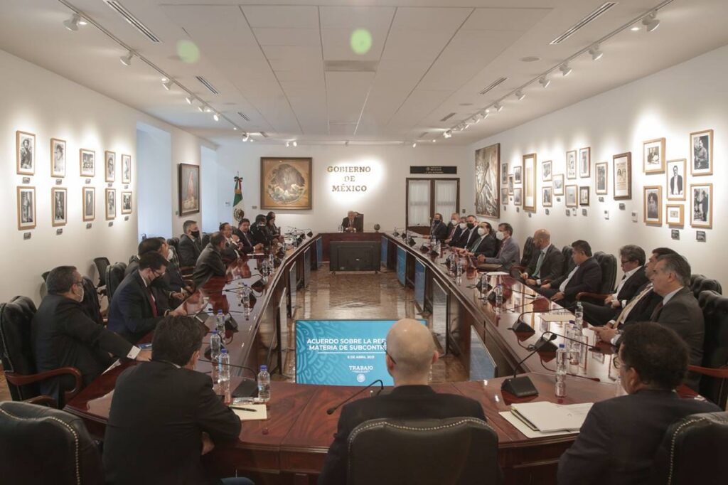 AMLO acuerdo con empresarios sobre outsourcing y reparto de utilidades