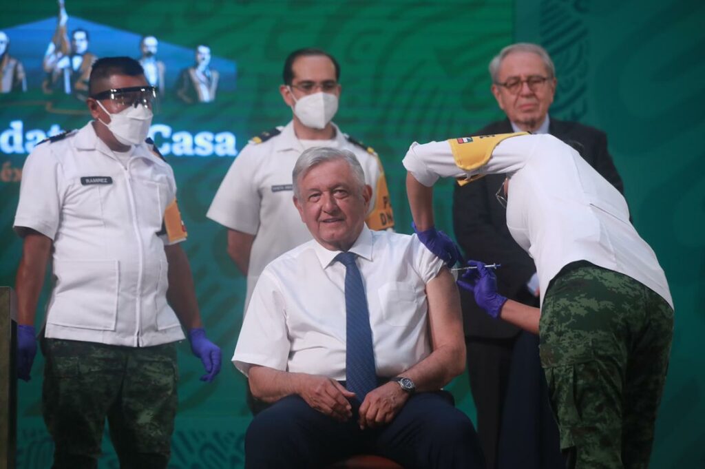 AMLO recibe vacuna de AstraZeneca en su conferencia matutina