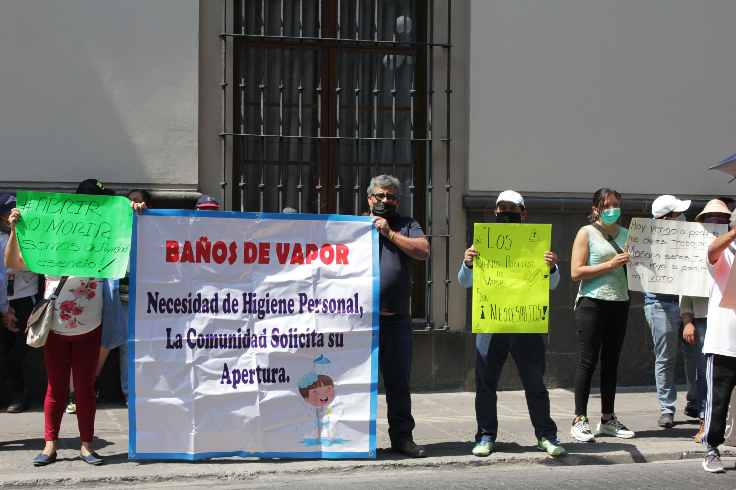 Dueños y empleados de Baños Públicos de Puebla, exigen reapertura