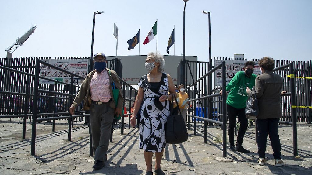 México prolonga restricciones de tránsito terrestre en fronteras norte y sur