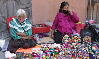 Doña Josefa artesana de Querétaro, logra vender sus muñecas de trapo en Puebla