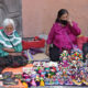 Doña Josefa artesana de Querétaro, logra vender sus muñecas de trapo en Puebla