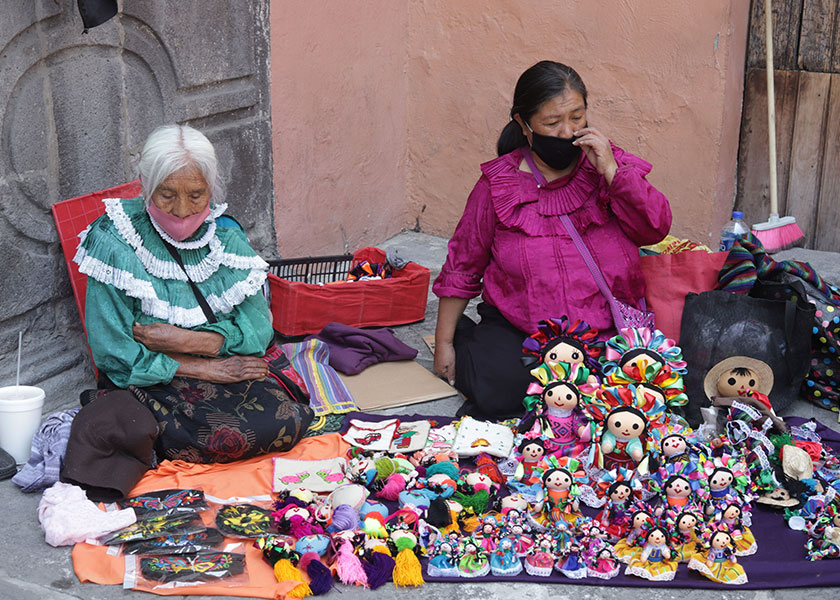 Doña Josefa artesana de Querétaro, logra vender sus muñecas de trapo en Puebla
