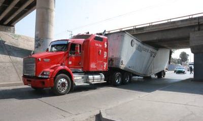 Tráiler cargado de despensa, se atora debajo de puente en SLP