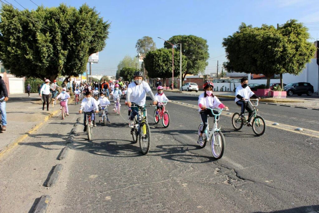 Familias cholultecas toman las calles en rodada dominical