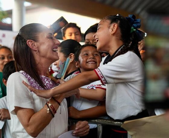 EN CUNDUACÁN, TABASCO, PRESIDENTA CLAUDIA SHEINBAUM ENTREGA TARJETAS DE LA BECA RITA CETINA PARA UNIFORMES Y ÚTILES A ESTUDIANTES DE PRIMARIA; EN AGOSTO RECIBIRÁN EL APOYO EN TODO EL PAÍS