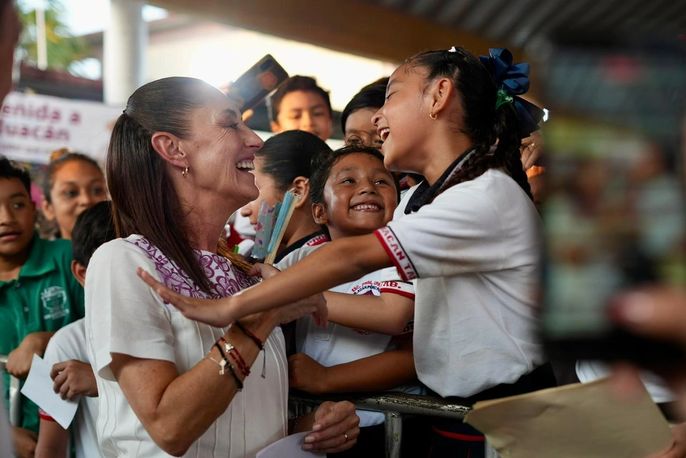 Claudia Sheinbaum entrega tarjetas de la beca rita cetina para uniformes y útiles a estudiantes de primaria; en agosto recibirán el apoyo en todo el país