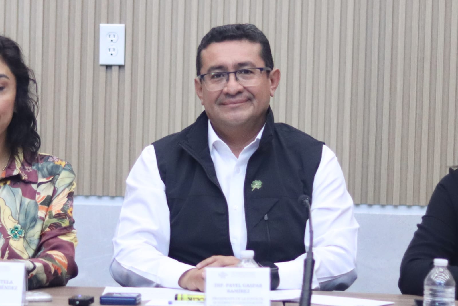 Con trabajo cercano a la gente, Pável Gaspar acompaña asambleas comunitarias en la Mixteca