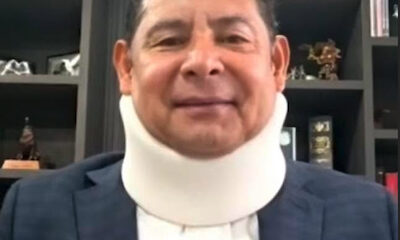 Colocan collarín a Alejandro Armenta por lesión en la espalda