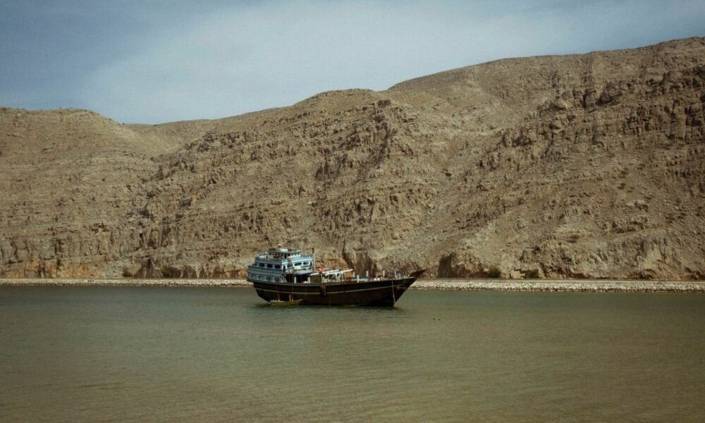 Irán cierra el estrecho de Ormuz tras ataques israelíes en Líbano