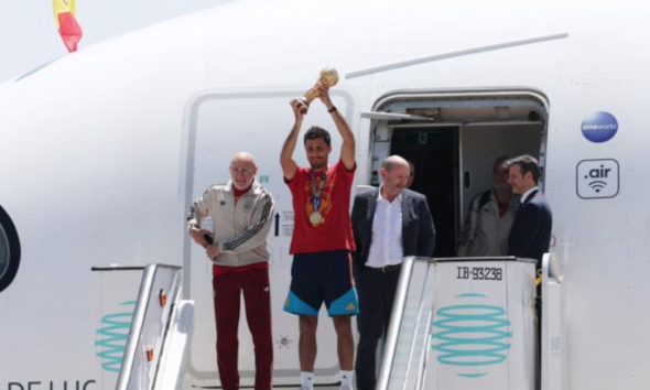 España recibe a sus campeones del mundo con una multitudinaria celebración en Madrid
