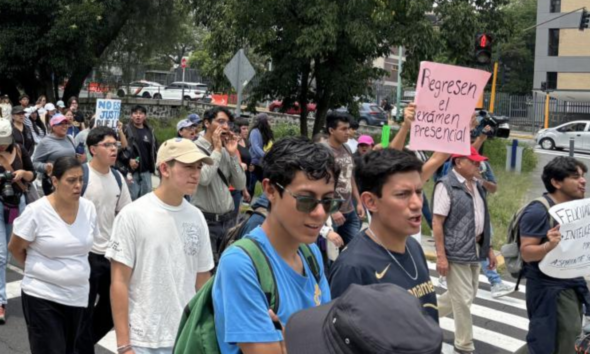 Aspirantes y padres protestan en Ciudad Universitaria; piden revisar examen de ingreso a la UNAM