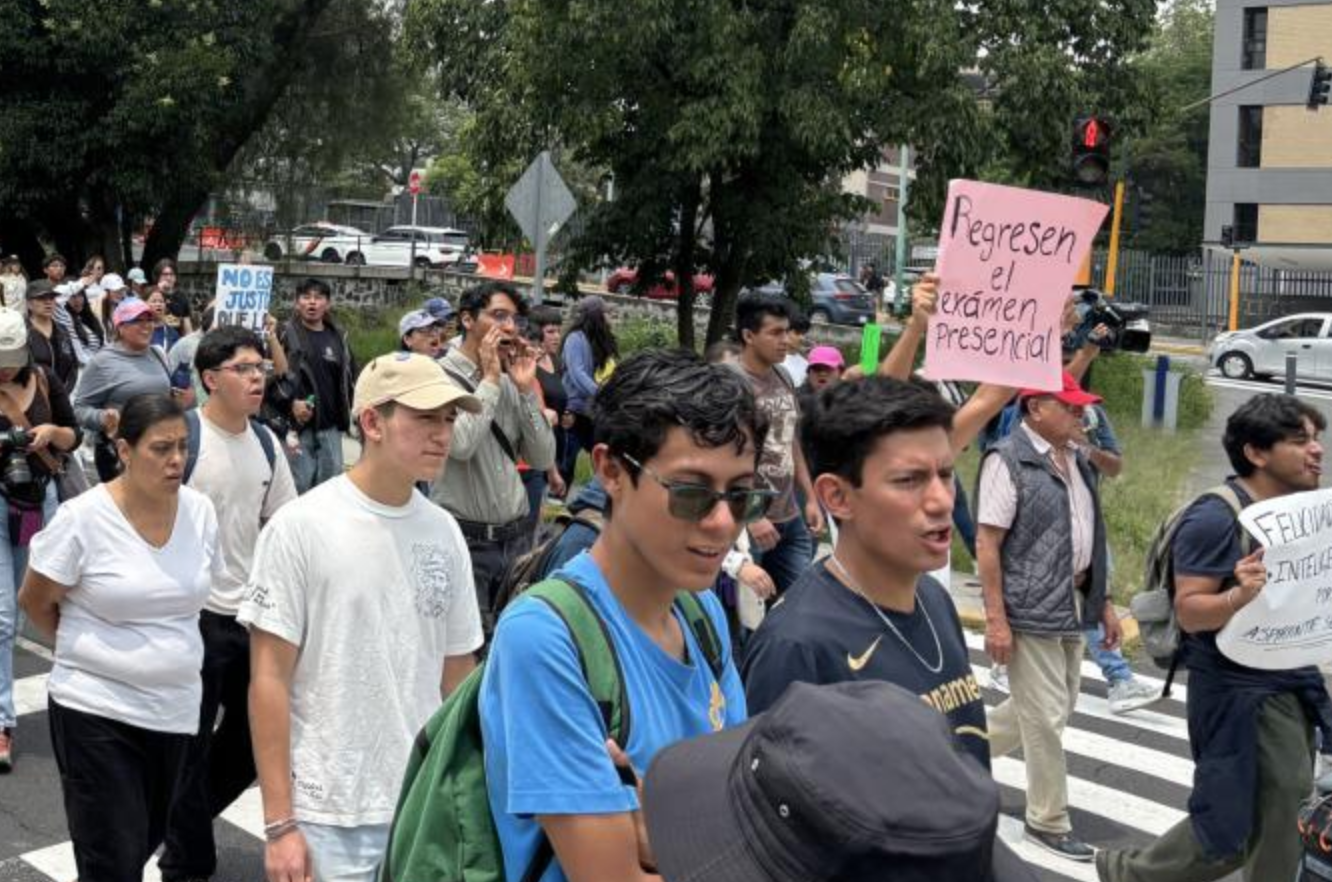 Aspirantes y padres protestan en Ciudad Universitaria; piden revisar examen de ingreso a la UNAM