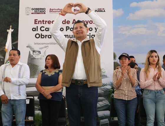 Población de Ixcamaxztitlán, recibe apoyos en maquinaria y fertilizantes