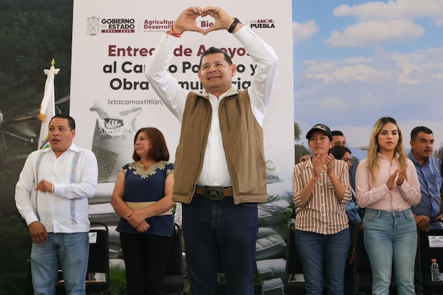 Población de Ixcamaxztitlán, recibe apoyos en maquinaria y fertilizantes