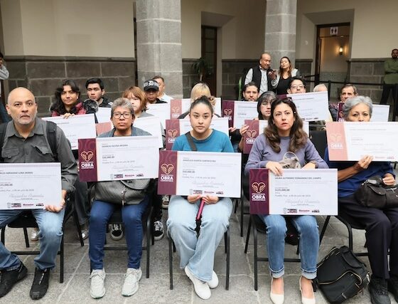 Entregan apoyos económicos a 36 afectados por lluvias de Puebla capital.