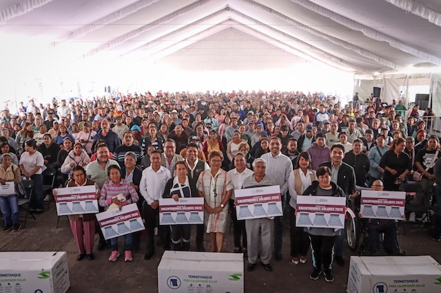 Omar Muñoz, entregó calentadores solares a población de Cuautlancingo