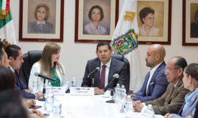 Ante la familia del SEDIF, Armenta presentó a Carlos Ochoa, como director del organismo.