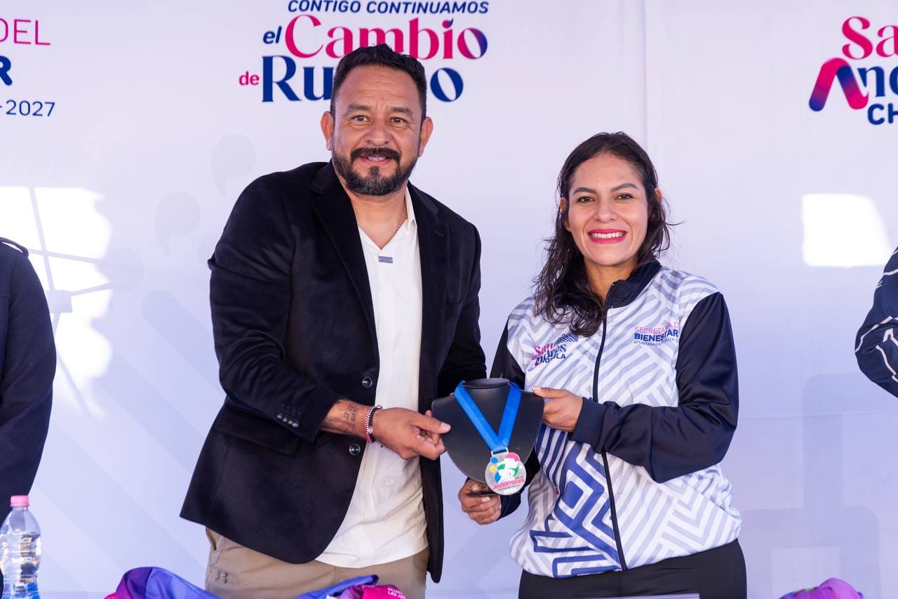 Lupita Cuautle PRESENTÓ playera y medalla de la carrera «Corre por las Juventudes 2026»