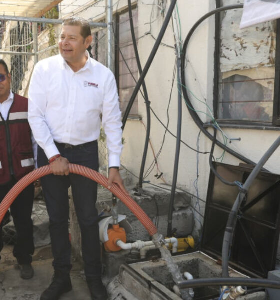 Ante mal servicio y escasez de agua, Armenta atiende demanda con pipas
