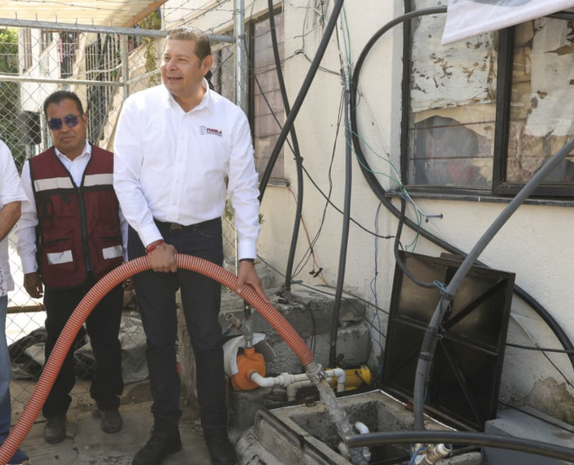 Ante mal servicio y escasez de agua, Armenta atiende demanda con pipas