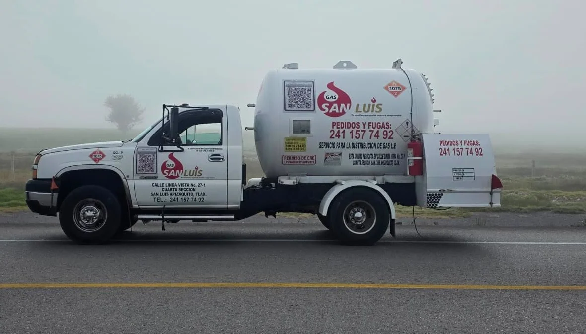 Detienen a dos hombres por el transporte ilegal de 3,800 litros de gas LP en Palmar de Bravo