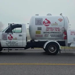 Detienen a dos hombres por el transporte ilegal de 3,800 litros de gas LP en Palmar de Bravo