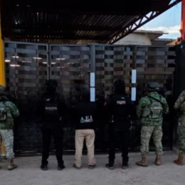 Aseguran dos bodegas, ocho vehículos y detienen a dos personas por huachicol en Tepeaca