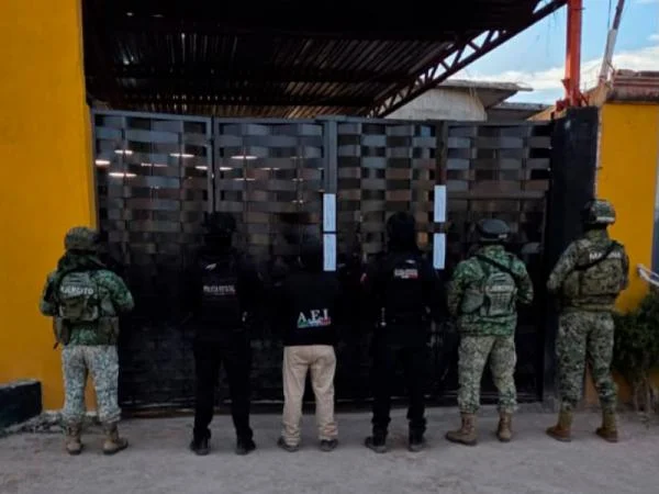 Aseguran dos bodegas, ocho vehículos y detienen a dos personas por huachicol en Tepeaca