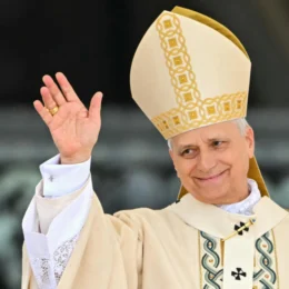 El Papa invita a ver a Cristo en los frágiles para construir una sociedad más humana
