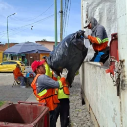Limpieza comunitaria: Avanza con éxito el programa «Barriendo tu Calle» en San Juan Calvario