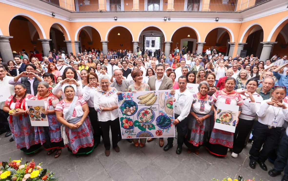 Emiten estampilla postal del Chile en Nogada para llevar la identidad de Puebla al mundo
