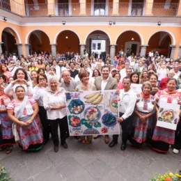 Emiten estampilla postal del Chile en Nogada para llevar la identidad de Puebla al mundo
