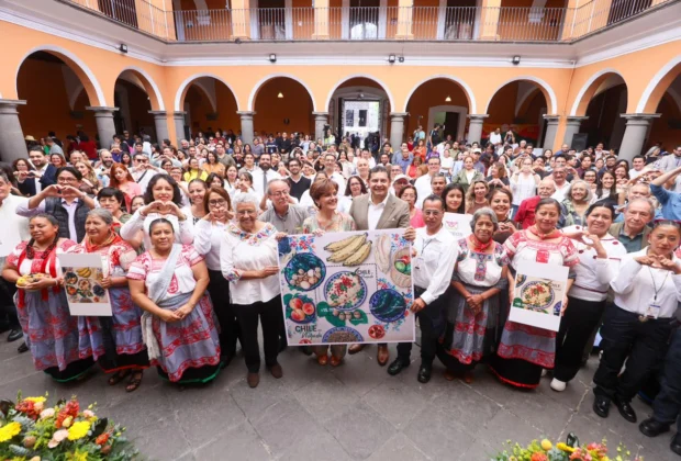 Emiten estampilla postal del Chile en Nogada para llevar la identidad de Puebla al mundo