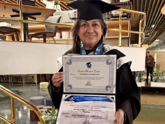 Addi Rhode Navarro, logra excelencia académica internacional 