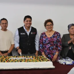 En Cuautlancingo, festejan a los abuelitos
