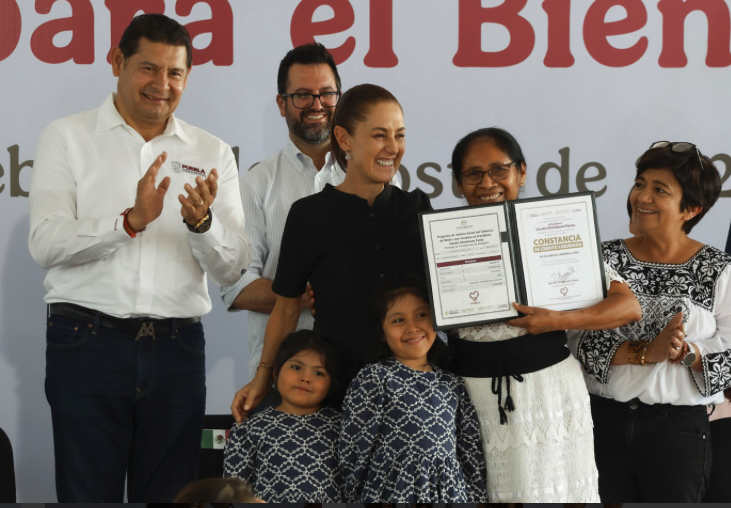 En Puebla, Claudia Sheinbaum, entregó viviendas