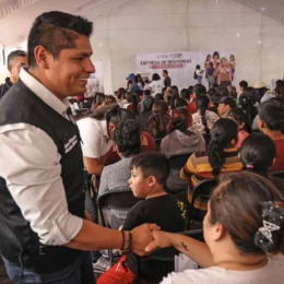 En Cuautlancingo, Omar Muñoz ocupado para lograr mejor alimentación de familias necesitadas