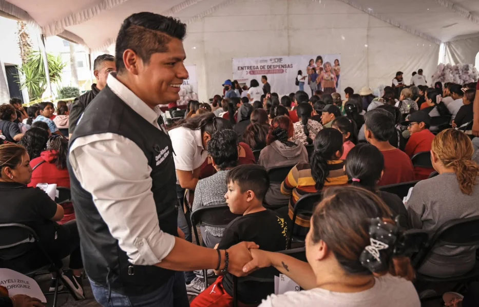 En Cuautlancingo, Omar Muñoz ocupado para lograr mejor alimentación de familias necesitadas