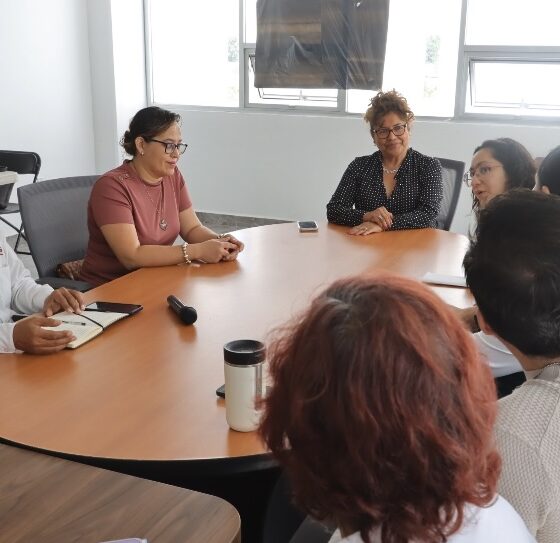 Tere Alfaro sostuvo mesa de trabajo con adolescentes