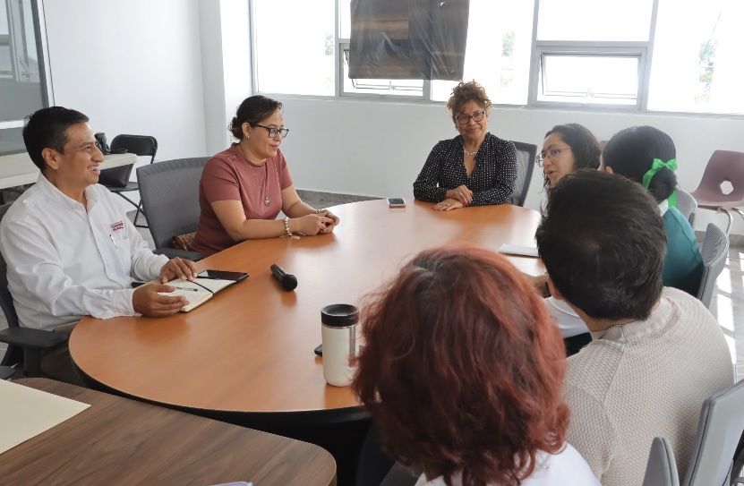 Tere Alfaro sostuvo mesa de trabajo con adolescentes