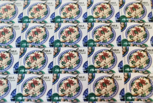 Chile en nogada lleva la identidad de México al mundo con estampillas postales
