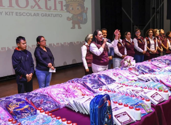 Mochilas y kits escolares para alumnos de San Pedro Cholula