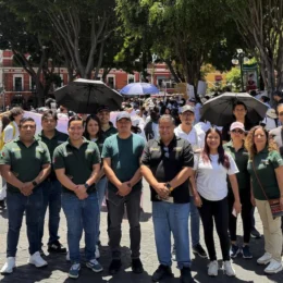 Empleados del gobierno participan en la marcha del Colectivo Voz de los Desaparecidos