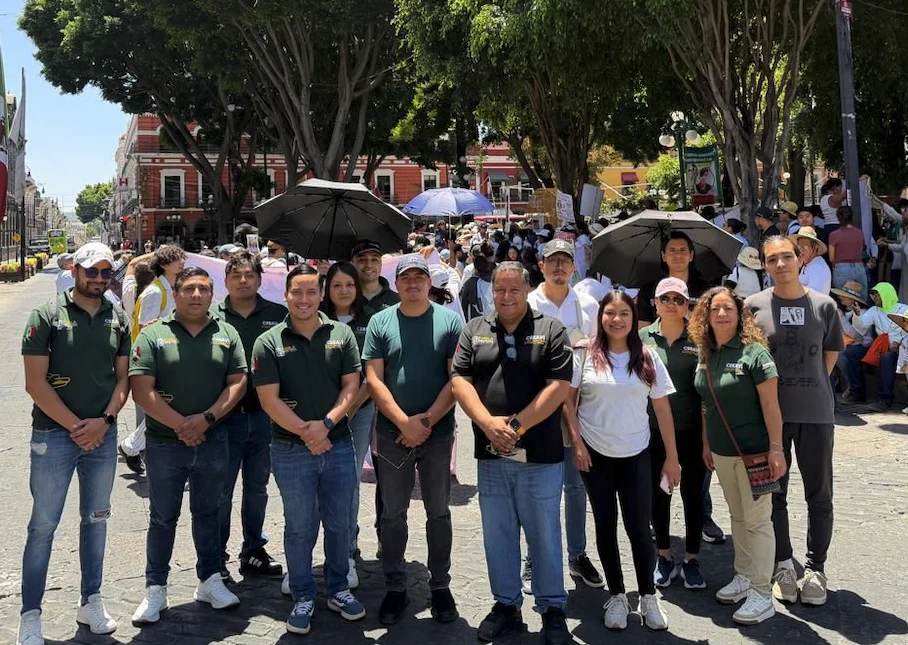 Empleados del gobierno participan en la marcha del Colectivo Voz de los Desaparecidos